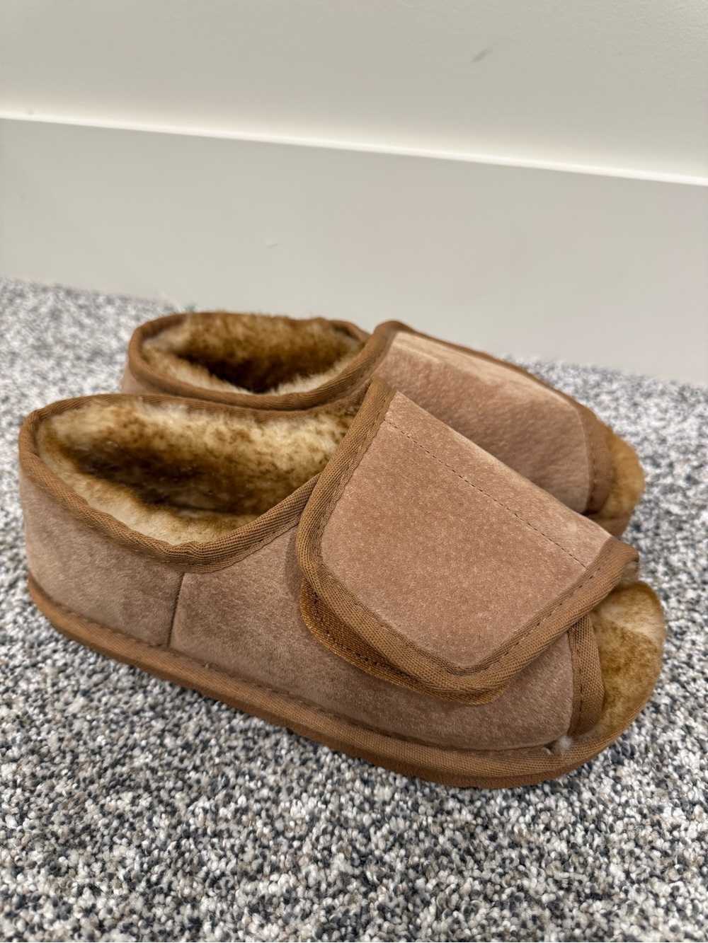 Hammacher Schlemmer Women Tan Lined Sheepskin Slippers Adjustable Strap 6 1/2-7